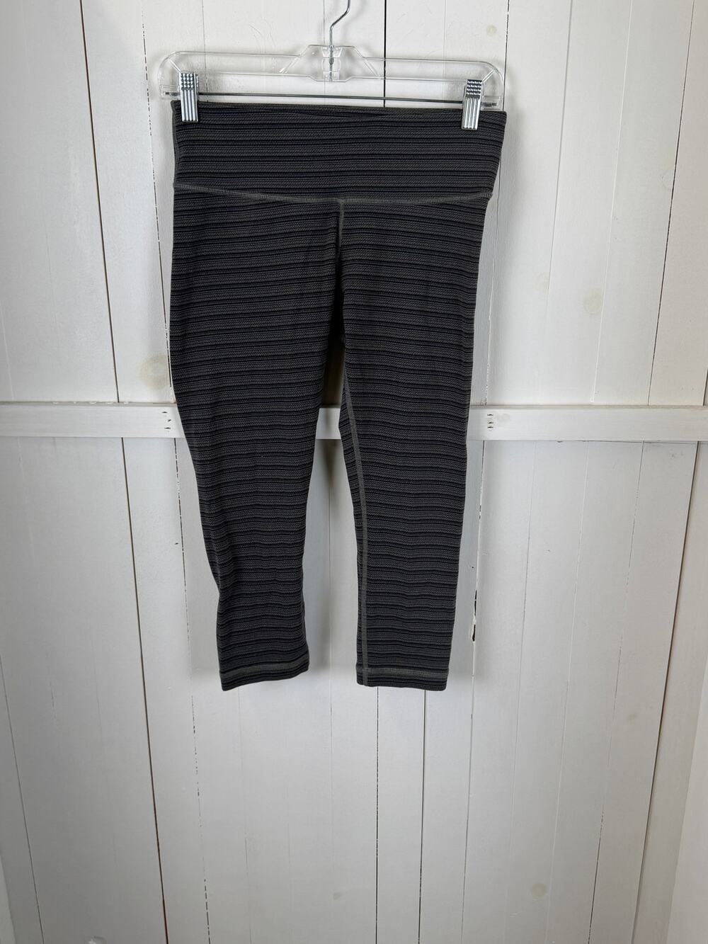 Lululemon Gray Capri Leggings Size 6 Excellent Condition